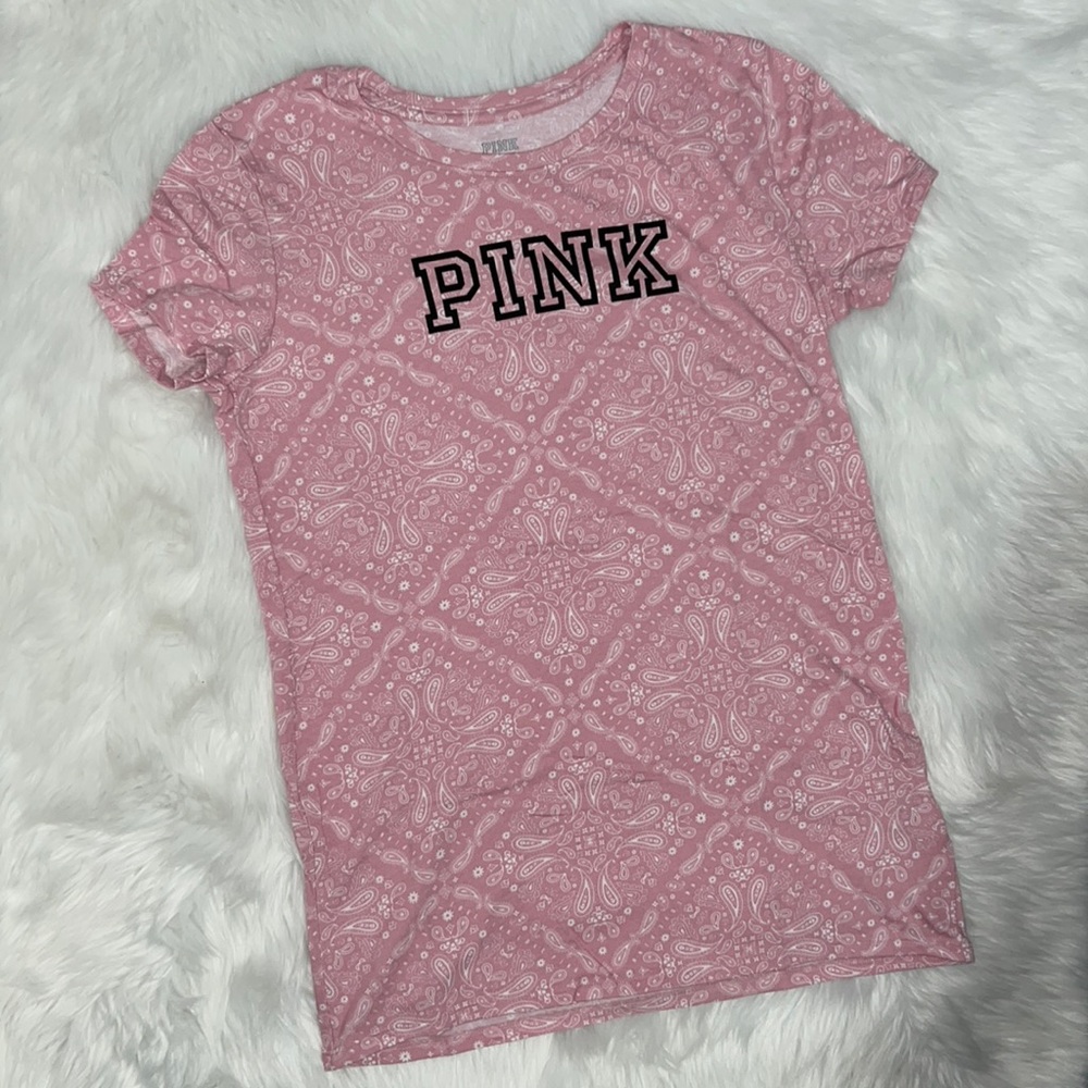 ✨2/$20✨PINK Everyday Tee pink paisley size Small
